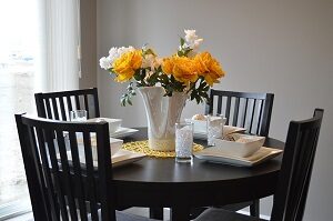 Dekorera runda bord med blommor i mitten